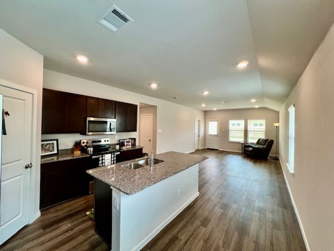 422 Pickel Dr, House other with 3 bedrooms, 2 bathrooms and 2 parking in Rockdale TX | Image 6