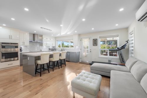 8649 11th Ave, Burnaby, BC, V3N2P9 | Card Image