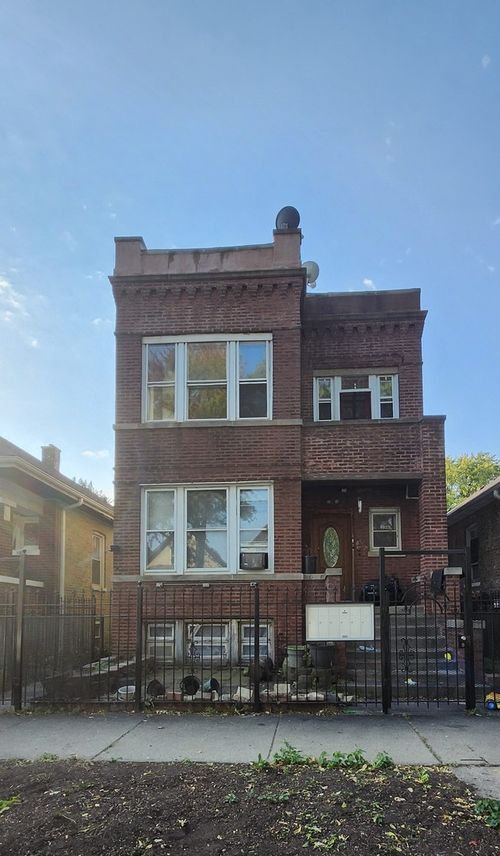 gr-4825 W Bloomingdale Avenue, Chicago, IL, 60639 | Card Image