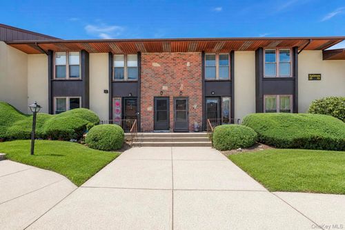 8-8 Sycamore Ct, Selden, NY, 11784-3928 | Card Image