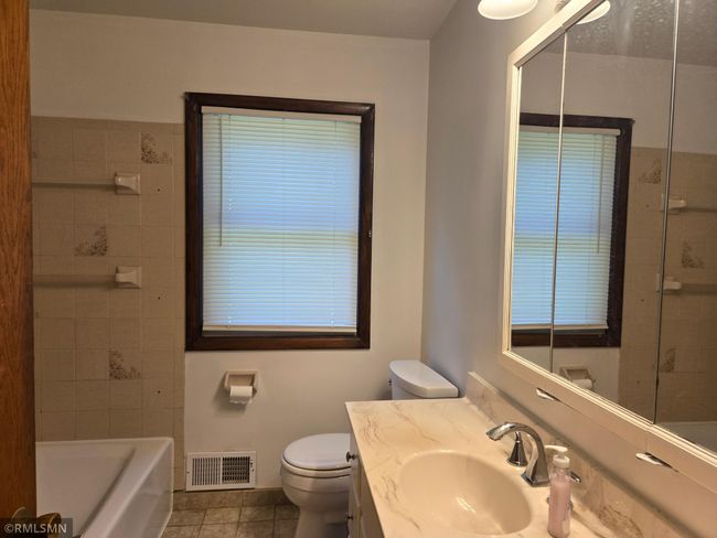 Upper Level Full Bath | Image 26