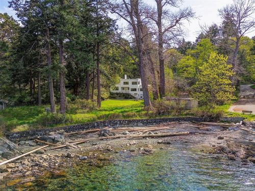 2620 Queenswood Dr, Saanich, BC, V8N1X5 | Card Image