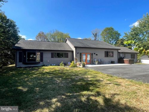 104 Golden Ln, BERKELEY SPRINGS, WV, 25411-1728 | Card Image