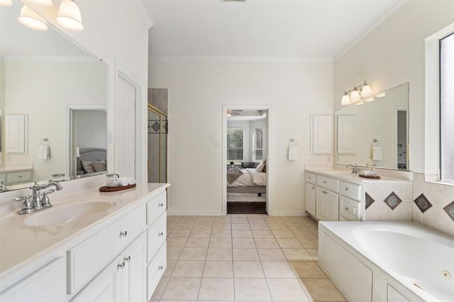 Plenty of room here to unwind in comfort. | Image 19