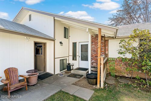 6804 Alpine Way, Yakima, WA, 98908-1633 | Card Image