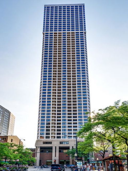 2l-1030 N State St, Chicago, IL, 60610-5476 | Card Image