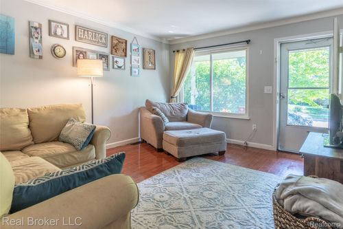 29147 Howard Ave, Madison Heights, MI, 48071-2580 | Card Image