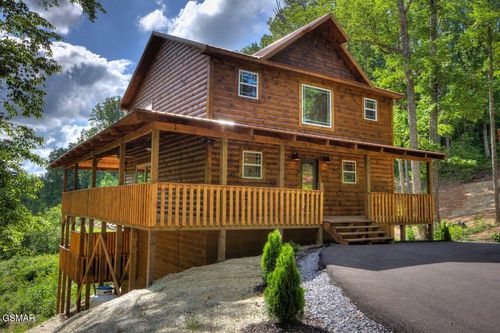 2424 Rainbow Falls Lane, Sevierville, TN, 37862 | Card Image