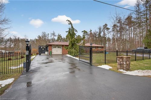 484 Concession 11 E, Freelton, ON, L8B1J1 | Card Image