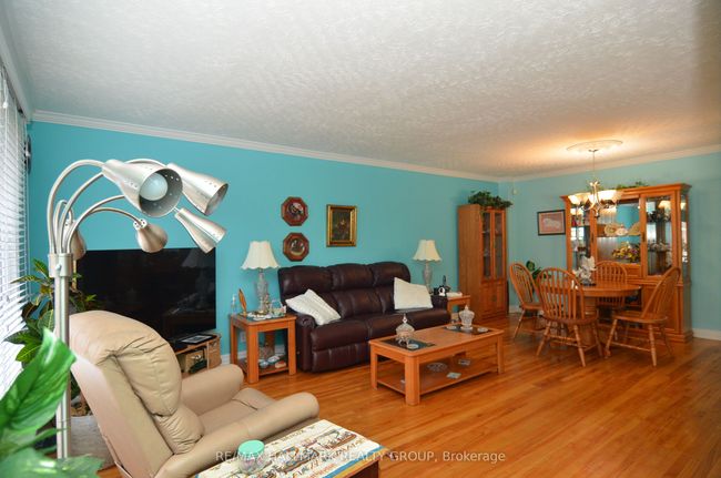 686 Cummings Ave, House attached with 3 bedrooms, 1 bathrooms and 2 parking in Ottawa ON | Image 4