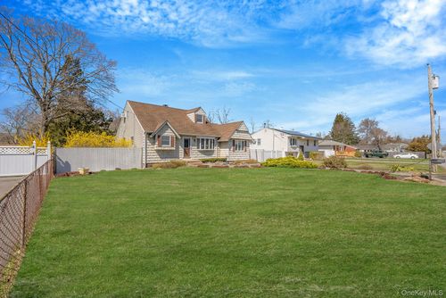 842 Greenlawn Ave, Islip Terrace, NY, 11752-1321 | Card Image