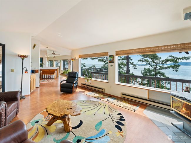 More walls of windows. Looking east, you can see the Cascades. | Image 10