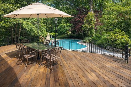 10 Dorchester Dr, Glen Head, NY, 11545-3010 | Card Image