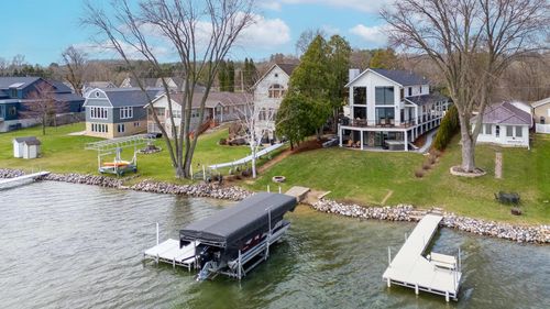 5530 W Lake Drive, West Bend, WI, 53095 | Card Image