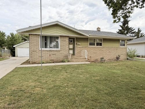 8261 W Daphne Street, Milwaukee, WI, 53223 | Card Image