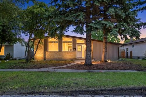 899 Beaverhill Blvd, Winnipeg, MB, R2J3B5 | Card Image