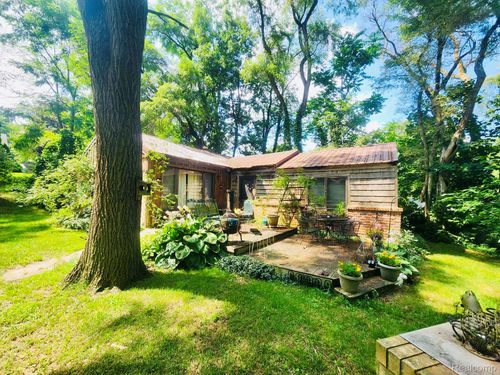 8092 Halfway Dr, Brighton, MI, 48116-5168 | Card Image