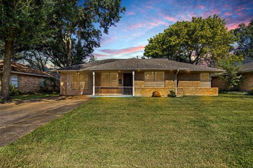 2106 Stonecrest Dr, Houston, TX, 77018-7127 | Card Image