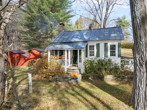 12 Cross St, Newfane, VT, 05345-9528 | Card Image