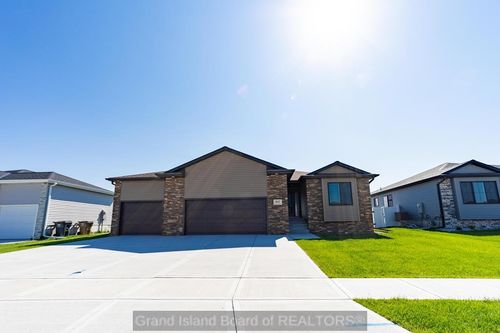 1647 Stonewood Ave, Grand Island, NE, 68803-1607 | Card Image