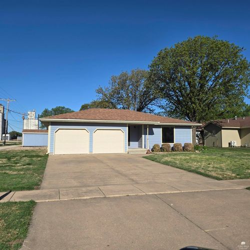 106 S Walnut St, Solomon, KS, 67480-8206 | Card Image