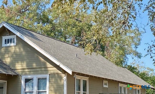 409 E Hochheim St, House other with 3 bedrooms, 2 bathrooms and null parking in Yoakum TX | Image 5