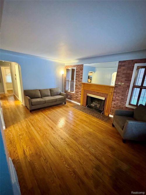 15050 Camden Ave, Eastpointe, MI, 48021-1502 | Card Image