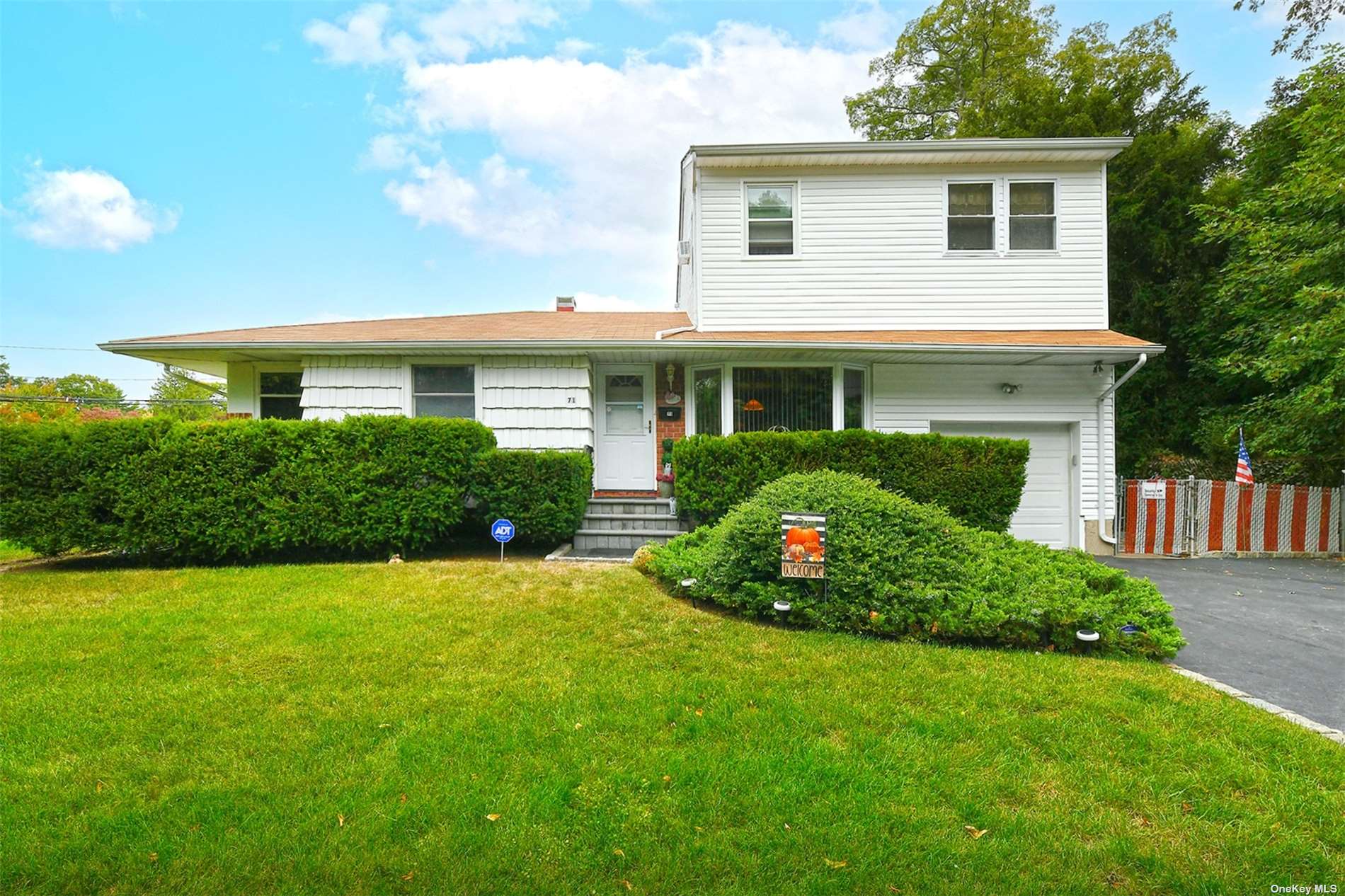 Parkway Dr, Commack, NY 11725