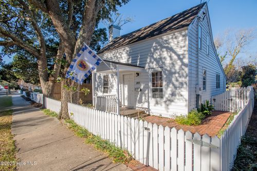 205 Moore St, Beaufort, NC, 28516-2130 | Card Image