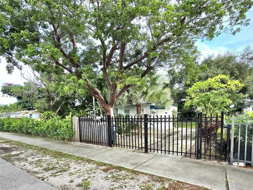 1220 Ne 128th St, North Miami, FL, 33161-5115 | Card Image