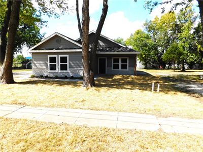 Ranch-style home with a front lawn | Image 2