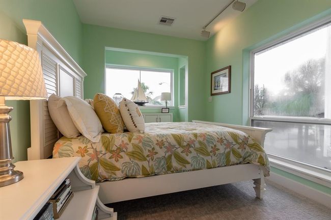 Guest bedroom - main floor | Image 17