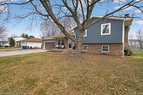 6163 King Arthur Dr, Swartz Creek, MI, 48473-8808 | Card Image