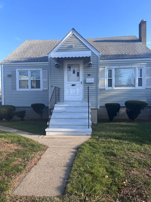 212 Dayton Rd, Bridgeport, CT, 06606-3111 | Card Image