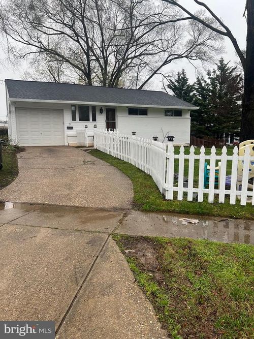 3 Lakecrest Cir, GREENBELT, MD, 20770-3335 | Card Image