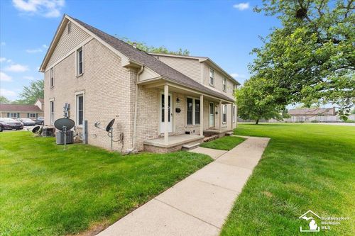 20036 Village Green Ct, Brownstown Twp, MI, 48183-5043 | Card Image