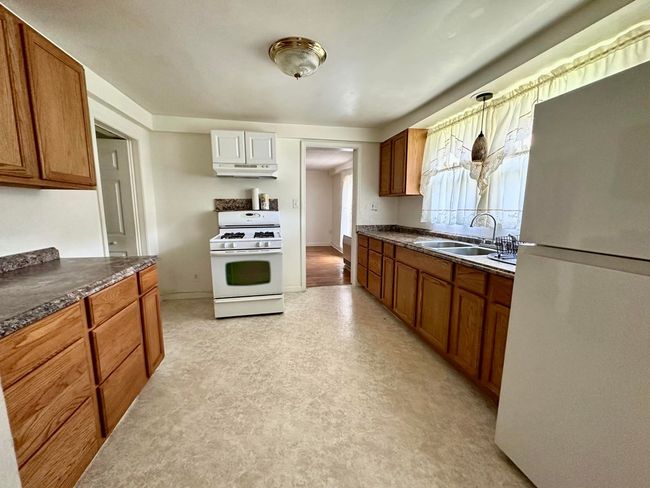 228 Main St, Home with 3 bedrooms, 2 bathrooms and null parking in Hinton WV | Image 4