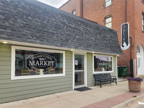 111 E Robinson St, Knoxville, IA, 50138-2330 | Card Image