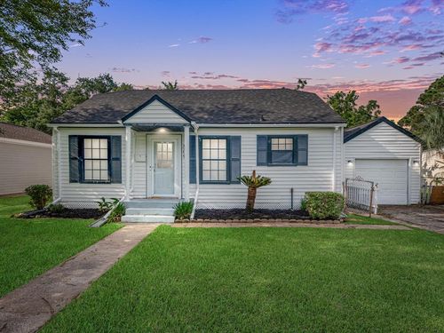 809 18th Ave N, Texas City, TX, 77590-5650 | Card Image