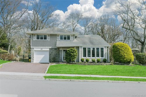 29 Serpentine Lane, Oyster Bay, NY, 11804 | Card Image