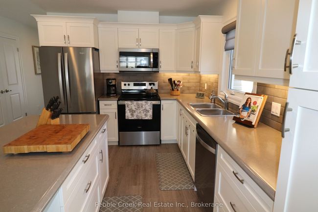215 Lake Breeze Dr, House other with 2 bedrooms, 2 bathrooms and 2 parking in Goderich ON | Image 9
