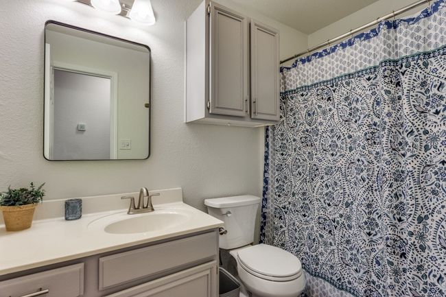 Guest bath | Image 13