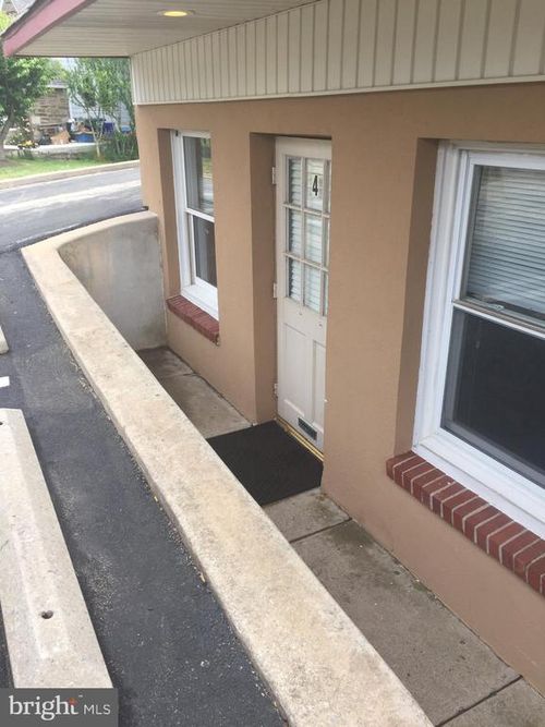 737 W Chester Pike, HAVERTOWN, PA, 19083-4441 | Card Image