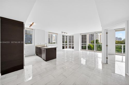 501-500 Brickell Ave, Miami, FL, 33131-2592 | Card Image