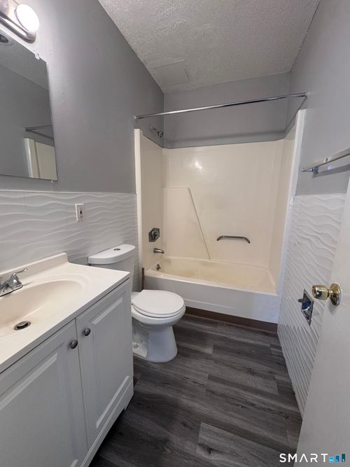 204-27 Congress St, Hartford, CT, 06114-4000 | Card Image