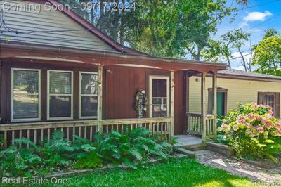 936 Ridge Road, Home with 3 bedrooms, 1 bathrooms and null parking in Orion Twp MI | Image 2