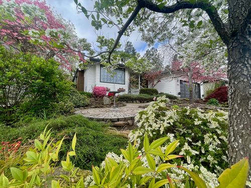 2446 Heritage Way, Medford, OR, 97504-8515 | Card Image