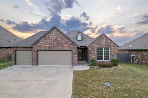 8104 N 76th East Ave, Owasso, OK, 74055-7671 | Card Image