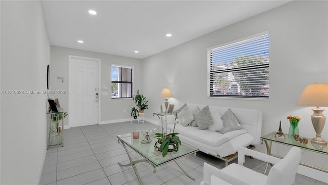 10380 Nw 88 Th Ter, Townhouse with 4 bedrooms, 3 bathrooms and null parking in Doral FL | Image 5