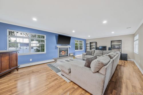 15 Sun Valley Ln, Bellport, NY, 11713-1140 | Card Image